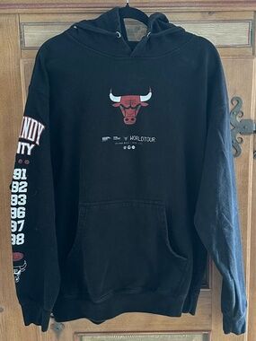 Men's - ITC/Mitchell & Ness -  Black Chicago Bulls World Tour Hoodie - Size L
